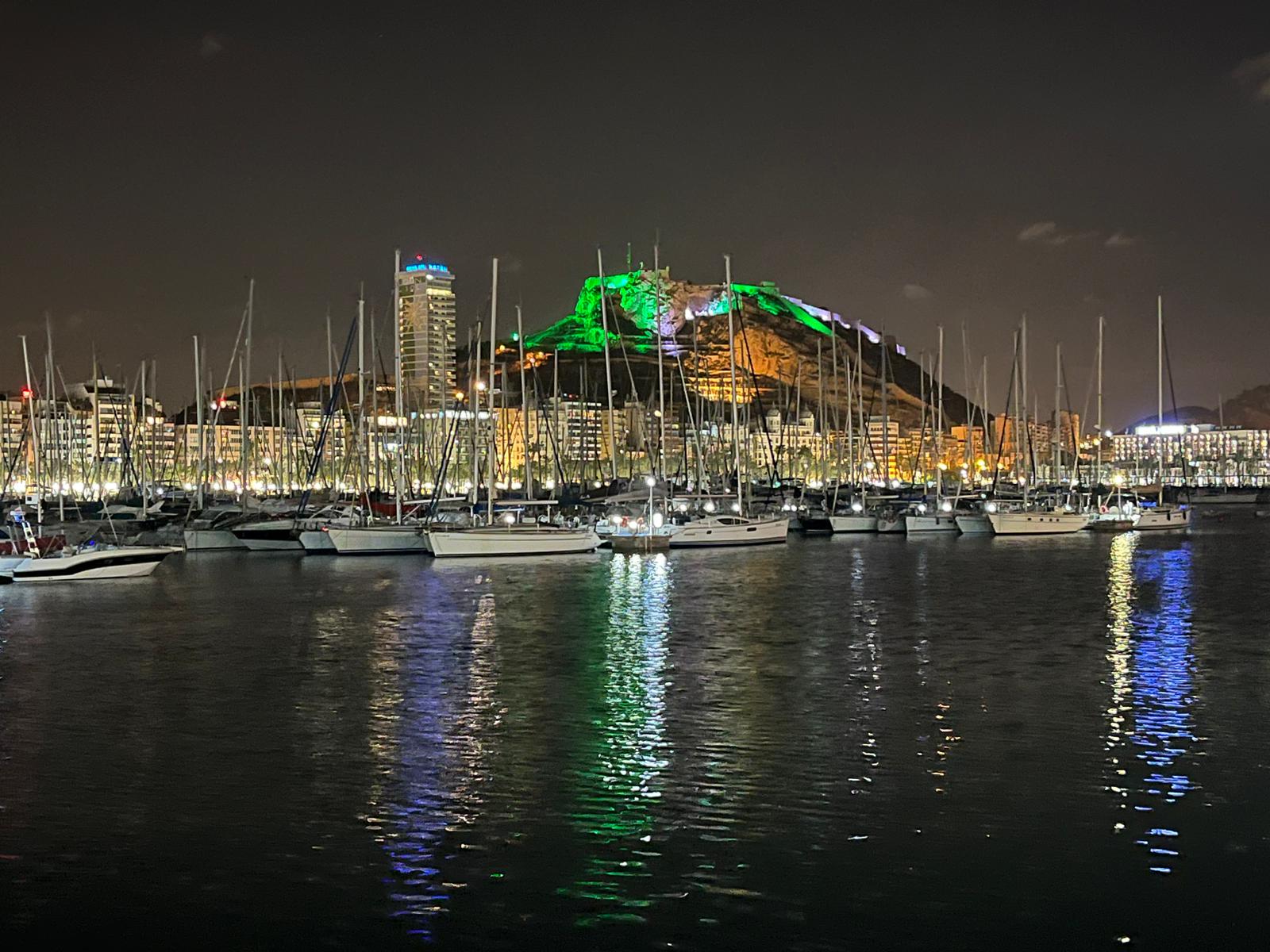 Castillo de Alicante iluminado de verde por el Día de la Enfermería